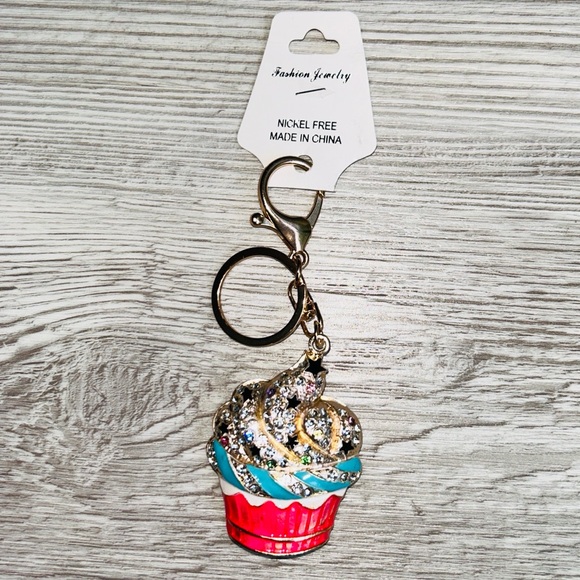 🧁 Cupcake Rainbow Rhinestone Charm Keychain - Picture 4 of 7